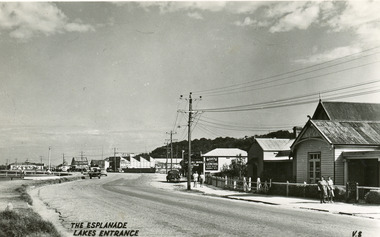 Postcard - Lakes Entrance, c1940