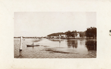 Postcard - The Esplanade Lakes Entrance c1920