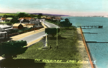 Postcard - Esplanade Lakes Entrance, c1945
