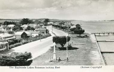 Postcard - Esplanade Lakes Entrance