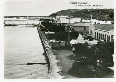 Postcard - Foreshore Lakes Entrance, 1945c