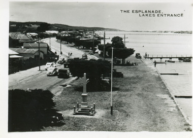 Postcard - Cenotaph , Esplanade  Lakes Entrance, 1945c