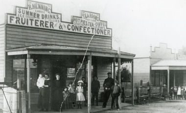 Photograph - Hennings Tea Room, 1915c