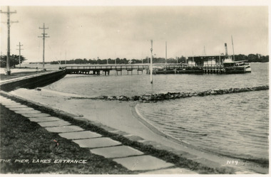Postcard - Post Office Jetty Lakes Entrance Victoria c1940