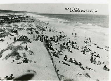 Postcard - Ocean Beach Lakes Entrance c1950's, c1950