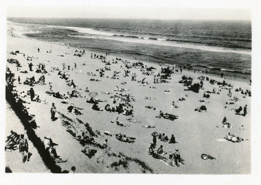 Postcard - Ocean Beach Lakes Entrance Victoria  c1950