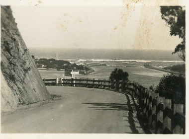 Postcard - Princes Highway Kalimna Hill. Lakes Entrance Victoria, Bulmer H.D, 1940c