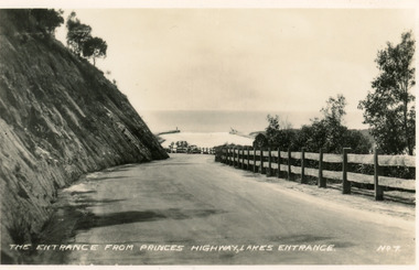Postcard - Princes Highway at Kalimna Hill Lakes Entrance, Valentine Series, 1940c