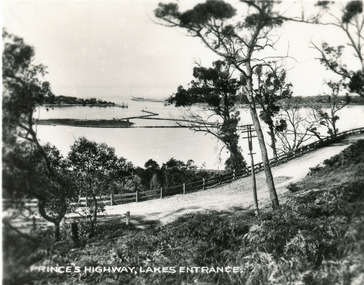 Postcard - Princes Highway at Jemmys Point. Lakes Entrance Victoria, 1930c
