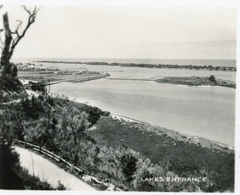 Postcard - Princes Highway and Bullock Island , Lakes Entrance Victoria, 1935c