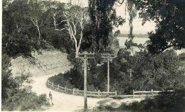 Postcard - Prince's Highway Lakes Entrance Victoria, Bulmer H D, 1940c