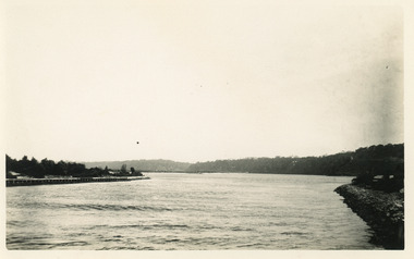 Photograph - The Entrance, Lakes Entrance c1920