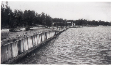 Photograph - Schnapper Cotttage, Hopetoun channel. Lakes Entrance Victoria  1946