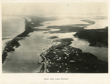 Postcard - Lakes Entrance c1923