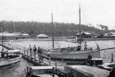 Photograph - Broomes Federal guest house, Venga next,  Robin Hood Inn,  Lakes Entrance Victoria  c1920