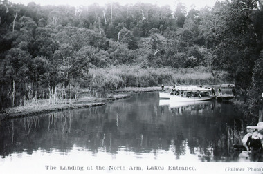 Postcard - Comer's Landing Lakes Entrance, North Arm, 1945 c