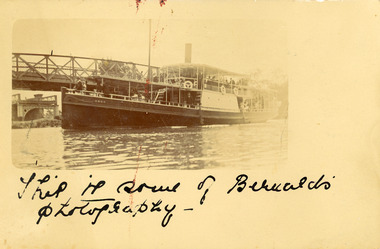 Postcard - SS Omeo, Carpenter, Omeo passing Sale bridge, Sale Victoria