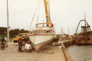 Photograph, Recovery of the cruiser Idler at Lakes Entrance, 1980