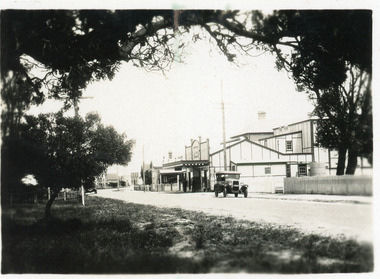 Postcard - Esplanade  Lakes Entrance, 1930