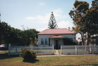 Photograph - Historic House, Hunter Street, Lakes Entrance Victoria, Holding M, 1998