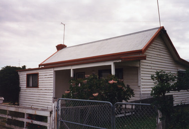 Photograph - Historic House, 9 Stock Street, Lakes Entrance, Victoria, 1999