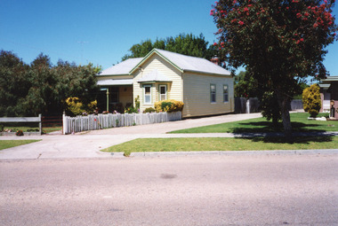 Photograph - Historic House, 26 Church Street, Lakes Entrance Victoria, 1999