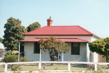 Photograph - Historic House, 30 Church Street. Lakes Entrance Victoria, 1999