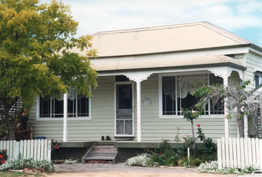 Photograph - Historic House, 212 Marine Parade. Lakes Entrance Victoria, 1999