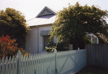 Photograph - Historic House, Barkes Avenue,  Lakes Entrance, 1999