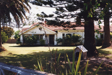 Photograph - Historic House, 15 Barkes Avenue. Lakes Entrance Victoria, 1999