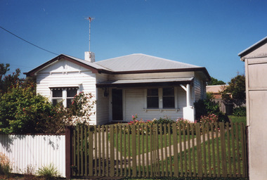 Photograph - Historic House, 8 Lakes Street, Lakes Entrance Victoria, 2000