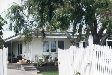 Photograph - Historic House, 8 North Arm Avenue, Lakes Entrance Victoria   2000