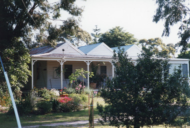 Photograph - Historic House, 53 Carpenter Street, Lakes Entrance, Victoria, 2000