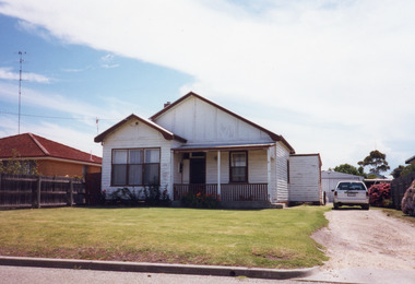 Photograph - Historic House, 3 Phillips Street. Lakes Entrance Victoria, 2000