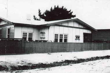 Photograph - Historic House,  Cnr Myer Street and Williams Road, Lakes Entrance, 2000