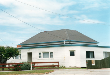 Photograph - Historic House, 8 Roadknight Street, Lakes Entrance Victoria, 2000