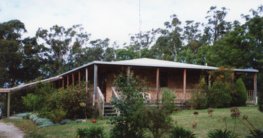 Photograph - Housing, 6 Henderson Road. Toorloo Arm Victoria, 1999 c