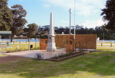 Photograph - War Memorial, Marine Parade, Lakes Entrance  1992, Wendy Price