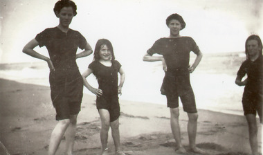 Photograph - Winnie Harbeck, Beryl Almond, Eva Harbeck, Nell Bliss  1913