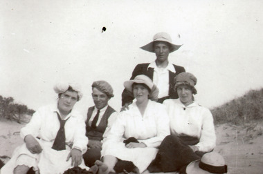 Photograph - Vi Coate, Elgar Mann,Nell Bliss, Eva Harbeck and another Miss Harbeck  1918