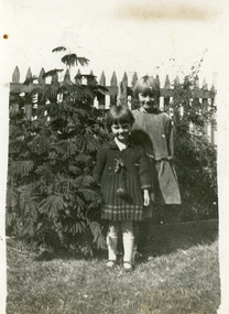 Photograph - Allen Family, Vera and Lil Allen, 1927c
