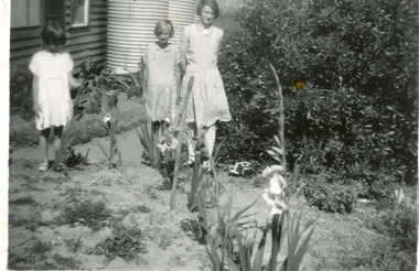 Photograph - Allen Family, Mrs Frances Allen and daughters Vera and Lil  c1930, c1930