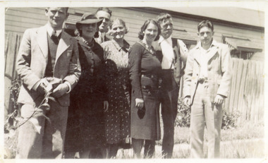 Photograph - Beveridge family of KioOra Guest house Lakes Entrance Victoria  1945