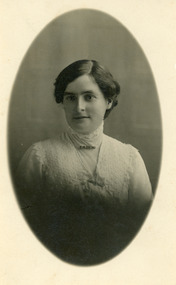 Postcard - Lena Briderson (Mrs Beyer)   c1930