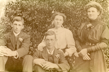 Photograph - Rowe Family Kalimna West  c1910