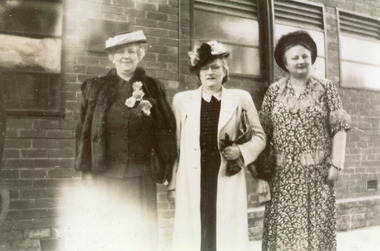 Photograph - Hallett sisters Mrs Laura West, Mrs Lil Elizabeth Ann Amelia Doolan, Miss Alma Hallett, Club Hotel Lakes Entrance Victoria, 1930 c