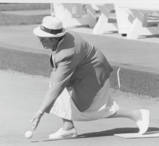 Photograph - Lakes Entrance Bowls Club, Lakes Post Newspaper, 1995