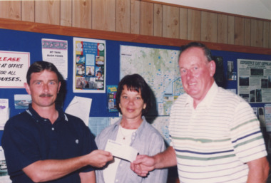 Photograph - Lakes Entrance Netball Club  LEBTA donation 2000, Lakes Post Newspaper