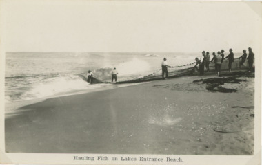 Postcard - Salmon Fishing Lakes Entrance, 1910 c