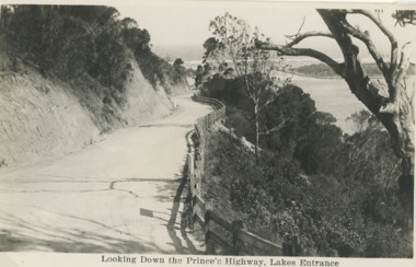 Postcard - Princes Highway Lakes Entrance, 1930 c